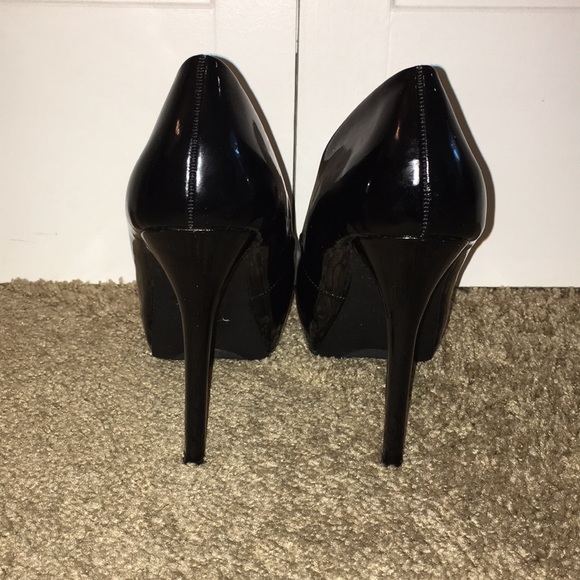 Black Steve Madden Patent Leather Heel - Picture 3 of 6